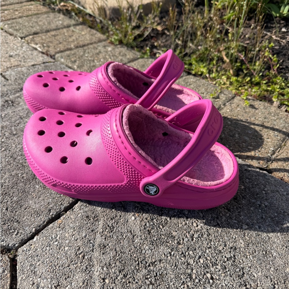 CROCS Womens Fuzzy Lined Clogs in Bright Pink